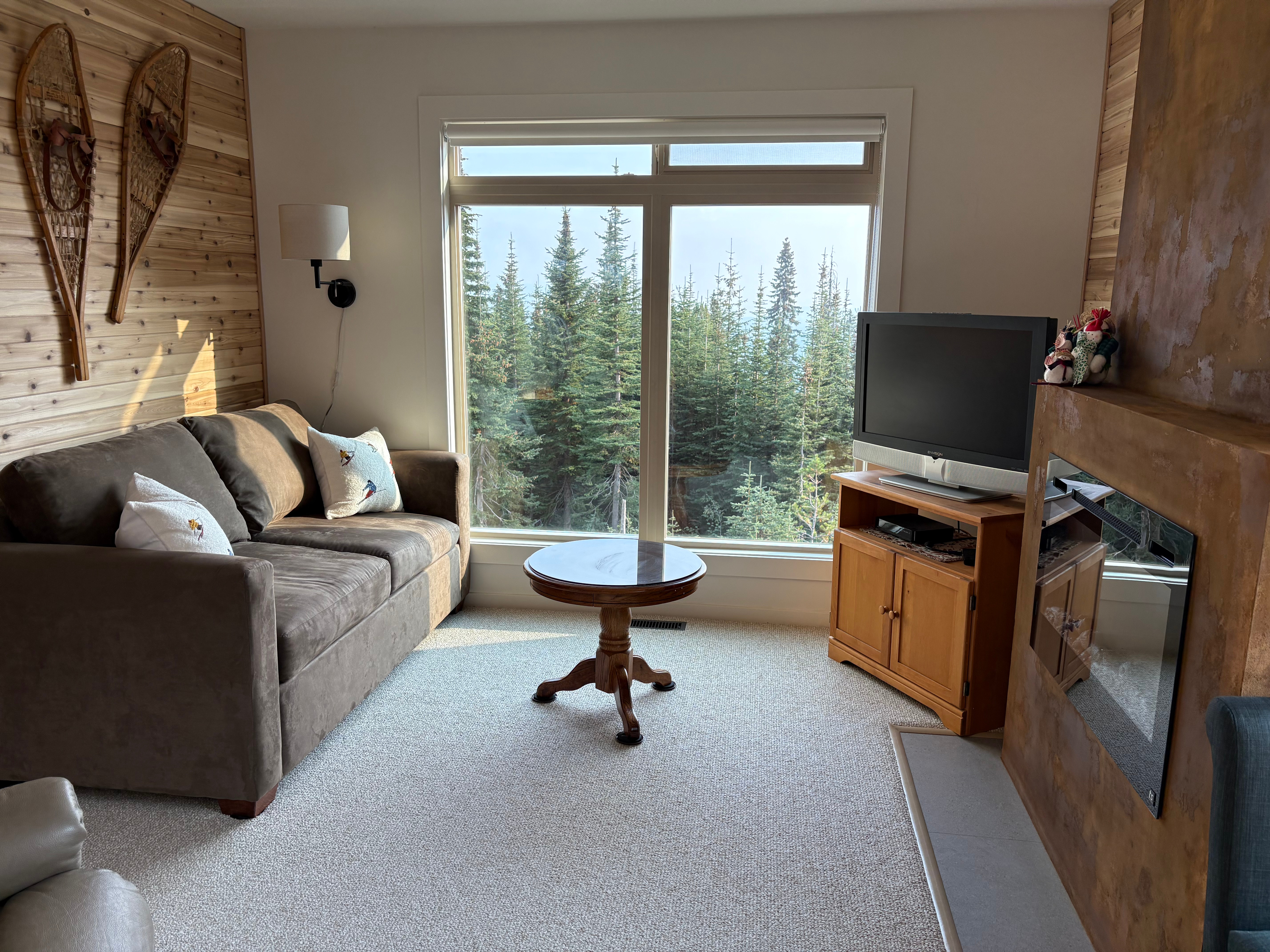 Living room at First Tracks at the Monashee Inn